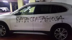 Vergüenza absoluta: médica denunció que le pintaron "rata contagiosa" en su auto