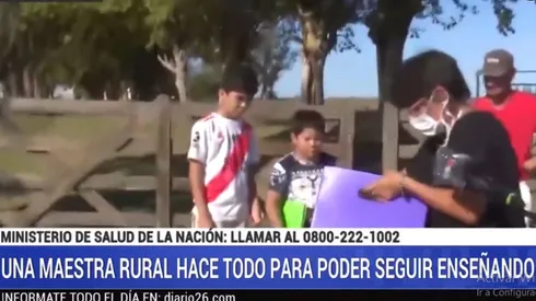 La maestra que recorre 10 kilometros para darle la tarea a los almunos que no tienen Internet