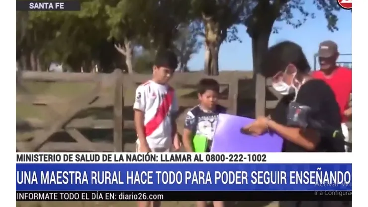 La maestra que recorre 10 kilometros para darle la tarea a los almunos que no tienen Internet