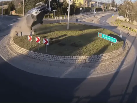 No había nadie en la calle: un auto voló por el aire en polonio