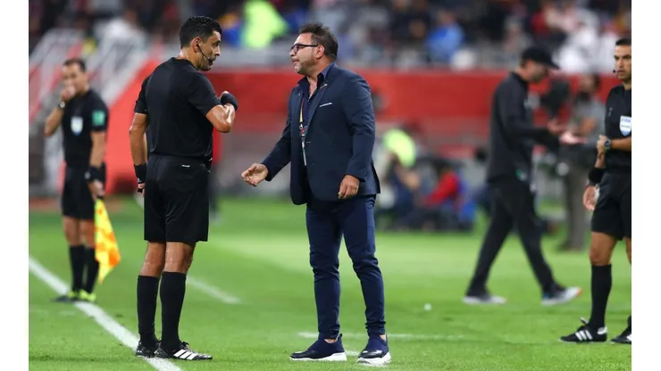 Antonio Mohamed reveló la insólita petición que le hizo al árbitro para poder eliminar al Liverpool
