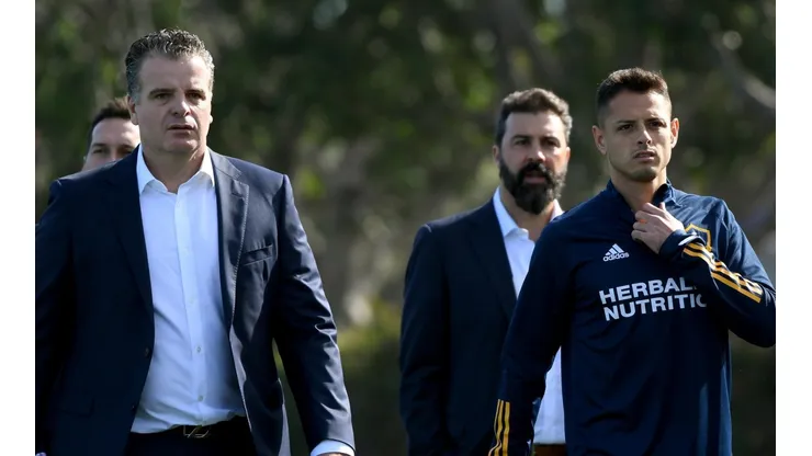 El directivo de LA Galaxy dijo que Hernández no viene a remplazar a Zlatan.