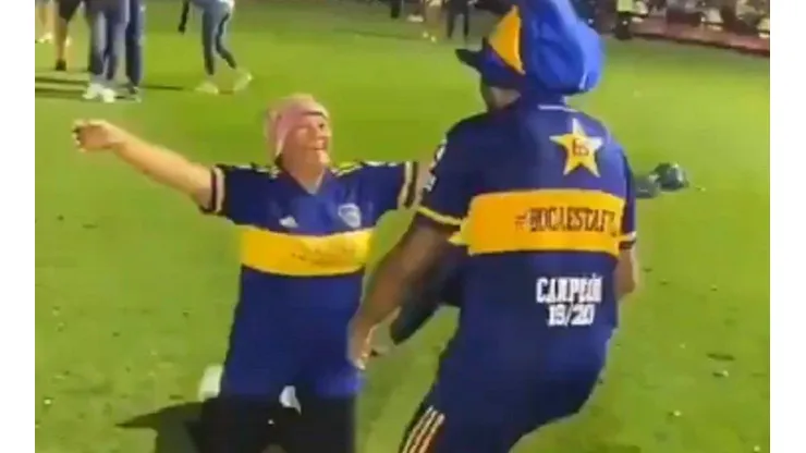 El abrazo entre madre e hijo.