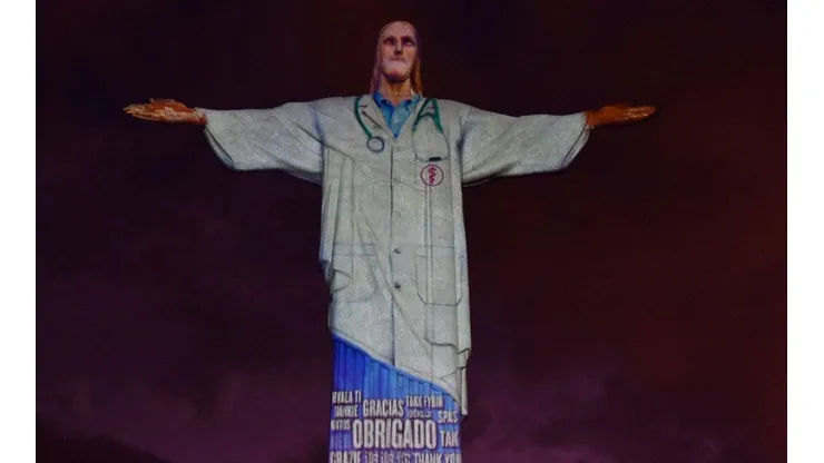 Emocionante: vistieron de médico al Cristo Redentor