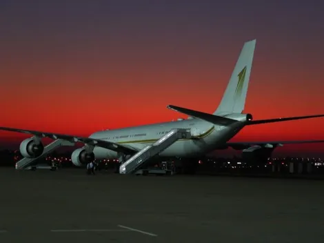 Insólito: gendarme borracho baleó a avión que fue a repatriar franceses a Congo