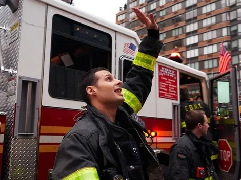 Bomberos de Nueva York homenajean a personal médico por su labor en la pandemia
