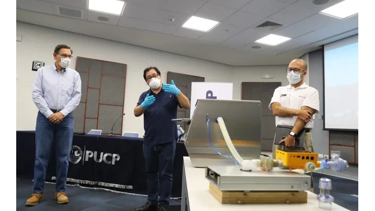 Vizcarra y Zamora estuvieron en la PUCP este domingo.