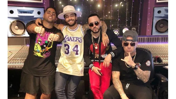 Maluma subió una foto sonriendo y un amigo le comentó: "No estas solucionando nada, cara de ver..."