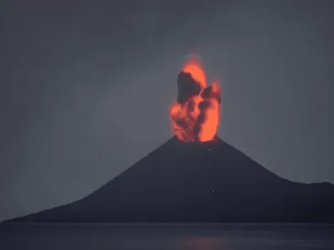 Qué 2020, por favor: el volcán Kratatoa entró en erupción en Indonesia