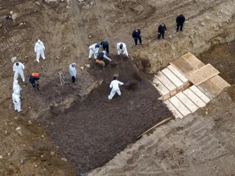 New York: toman imágenes de entierros masivos en gigantescas fosas comunes