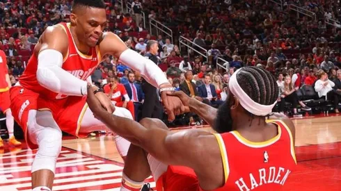 Tuitero engañó a los Rockets para que hicieran una camiseta de Adolf Hitler