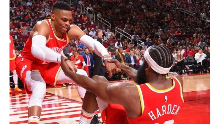 Tuitero engañó a los Rockets para que hicieran una camiseta de Adolf Hitler