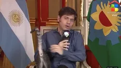 Video: a Kiciloff se le subió un gato encima en plena entrevista