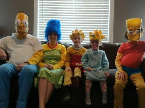 ¡Qué genios! Familia aprovecha la cuarentena recreando la intro de Los Simpson