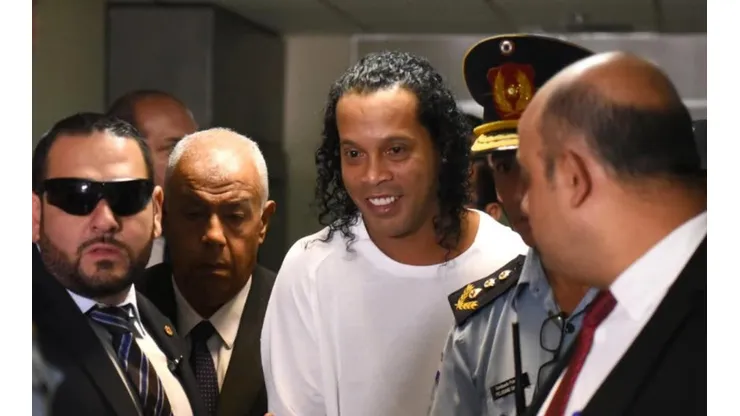 Ronaldinho está cumpliendo una condena de seis meses.