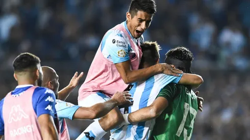 Los jugadores de Racing festejando el triunfo ante Independiente.