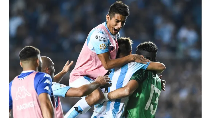Los jugadores de Racing festejando el triunfo ante Independiente.