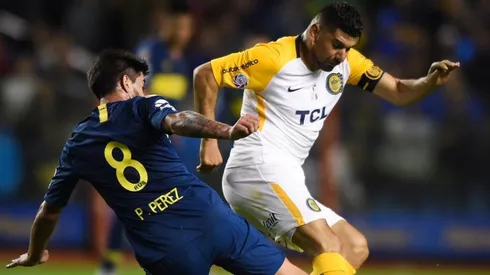 Néstor Ortigoza enfrentando a Boca Juniors.