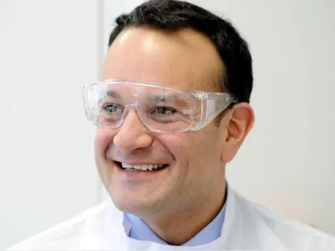 Primer Ministro de Irlanda desempolva su bata de médico y regresa a los hospitales a combatir el Coronavirus