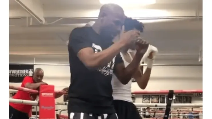 Bailando en familia: Floyd Mayweather le enseña a su hijo cómo boxear