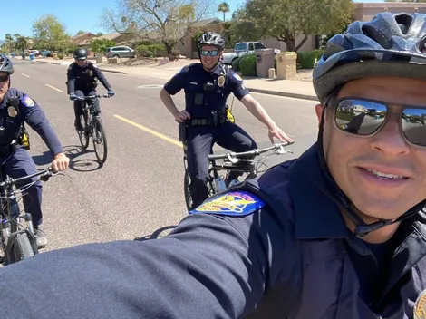 Estados Unidos: policía reparte valioso objeto a los niños