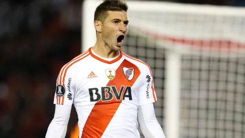 Lucas Alario festejando un gol con la camiseta de River.