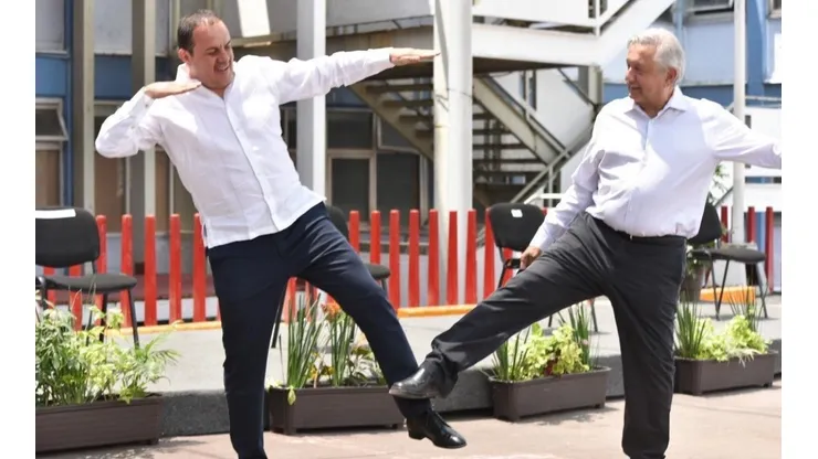 Blanco y AMLO realizaron un saludo especial.