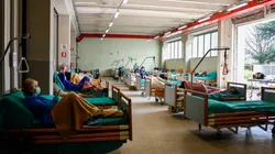 Bajó por primera vez el número de internados en terapia intensiva en Italia