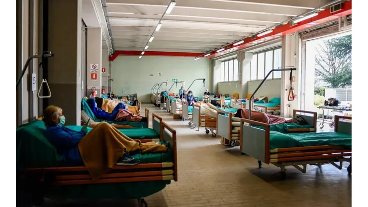 Bajó por primera vez el número de internados en terapia intensiva en Italia