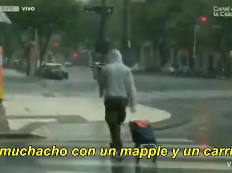 Video: estaba en vivo, vio a un peatón mojándose y tiró la mejor frase de la cuarentena