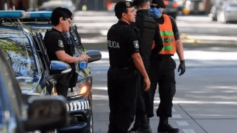 Salió caro: un policía violó la cuarentena para tener relaciones en su auto y lo descubrieron