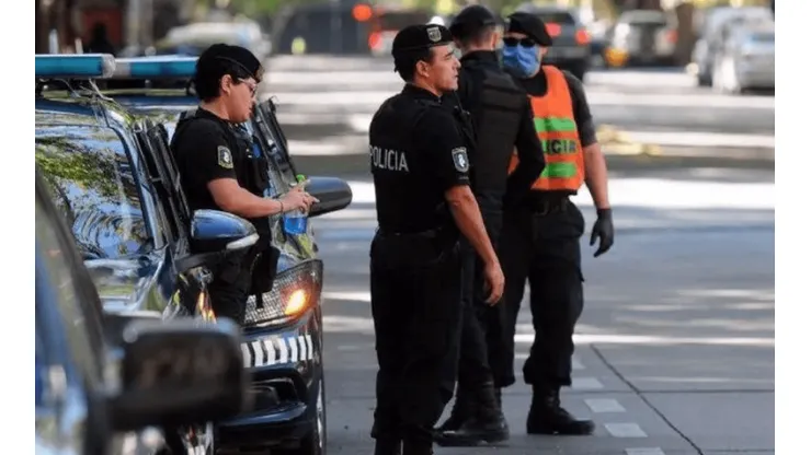 Salió caro: un policía violó la cuarentena para tener relaciones en su auto y lo descubrieron