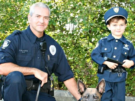 Oficiales reparten comida a escolares que no pueden acceder al beneficio debido a la pandemia