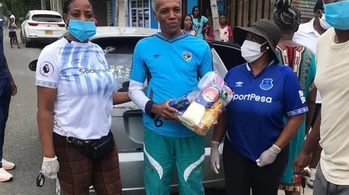 Ayudantes de la Fundación Yerry Mina repartiendo ayudas a la comunidad de Guachené.