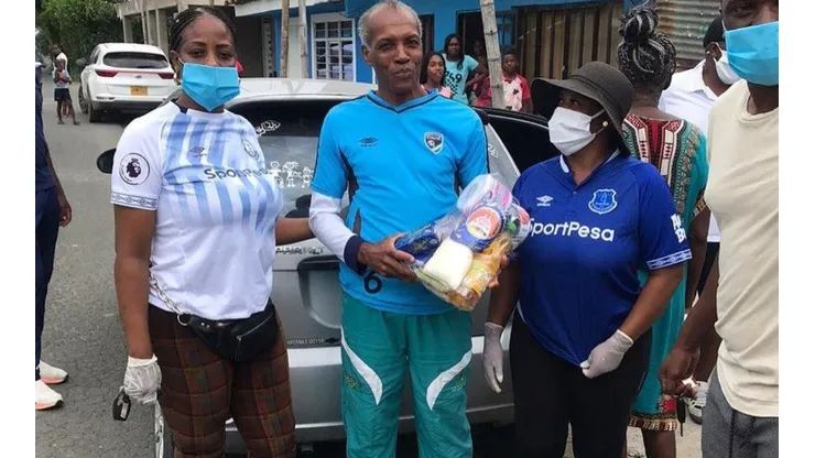 Ayudantes de la Fundación Yerry Mina repartiendo ayudas a la comunidad de Guachené.