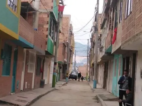 Varios hogares de Soacha ponen trapos de colores rojo y blanco