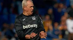 El Vasco Aguirre sorprendió cantando en una radio española