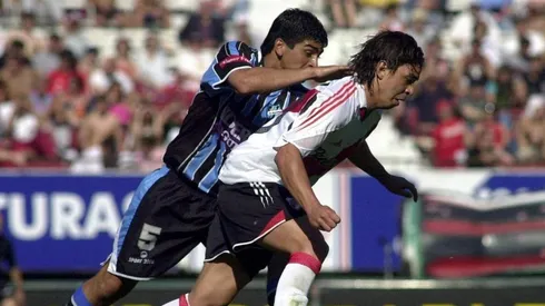 Omar Gallardo marcando a Marcelo Gallardo en 2004.