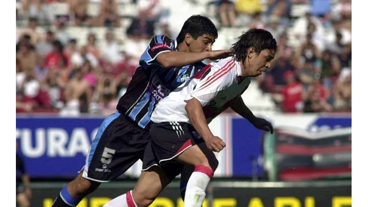 Omar Gallardo marcando a Marcelo Gallardo en 2004.