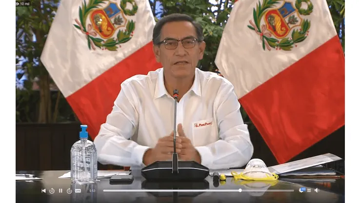 Vizcarra suele salir con alcohol en gel en sus conferencias.