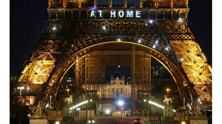 Así está la Torre Eiffel por estas horas.