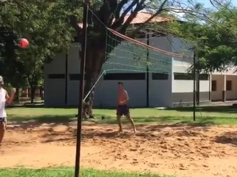 Video: Ronaldinho pasa su cuarentena en Paraguay jugando al piki vóley