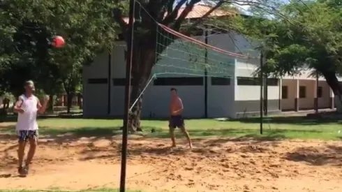Video: Ronaldinho pasa su cuarentena en Paraguay jugando al piki vóley