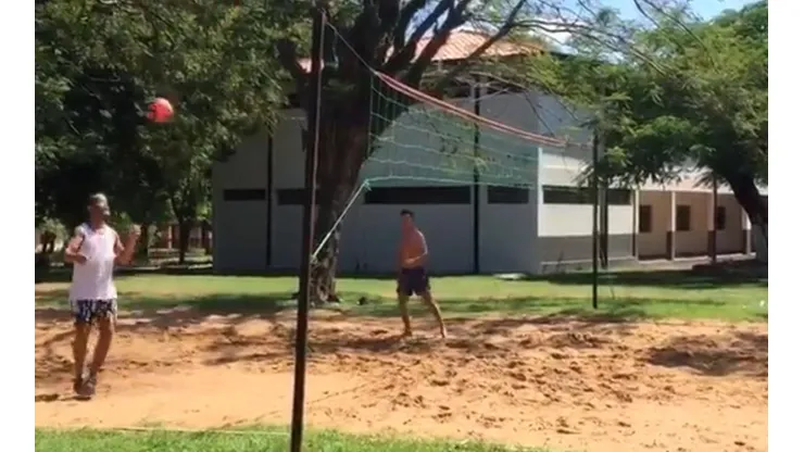 Video: Ronaldinho pasa su cuarentena en Paraguay jugando al piki vóley