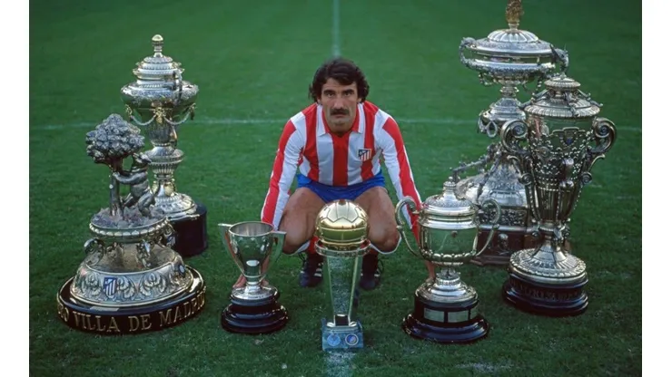 José Luis Capón junto a sus trofeos.