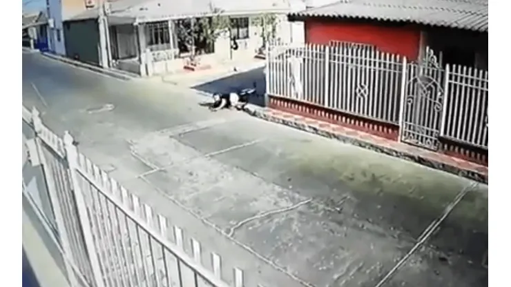 Video: huye de la policía por violar la cuarentena y todo sale mal