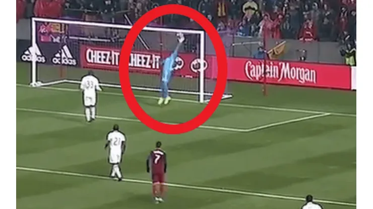 Video: recordemos la atajada descomunal de Steve Clark en la MLS