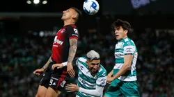 A Atlas y Santos le retienen parte de su sueldos.