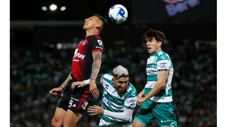A Atlas y Santos le retienen parte de su sueldos.