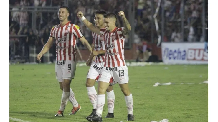 San Martín de Tucumán pone un pie en la Superliga.